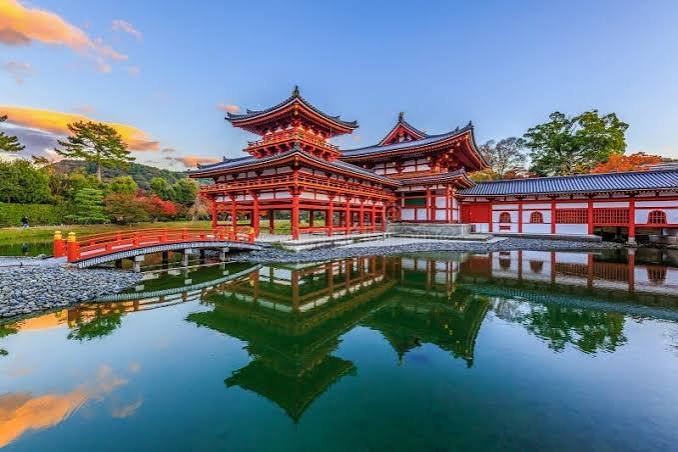 De Feniks hal van Byodoin in Uji, weerspiegeld in de vijver