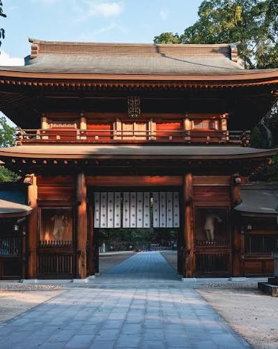 De houten poort van het Oyamazumi schrijn op Omishima