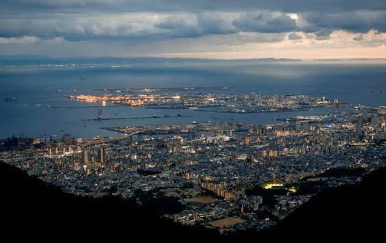 Het uitzicht vanaf de berg Rokko over de baai en de lichten van Kobe in de schemering