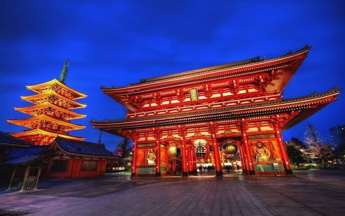De verlichte Hozomon poort en de pagode van Senso-ji bij avond