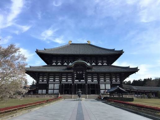 De grote hal van Todaiji in Nara, het grootste houten gebouw van zijn soort