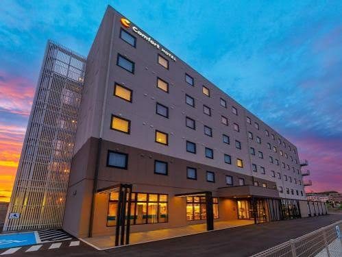 Het hotel bij zonsondergang, met een roze lucht erachter