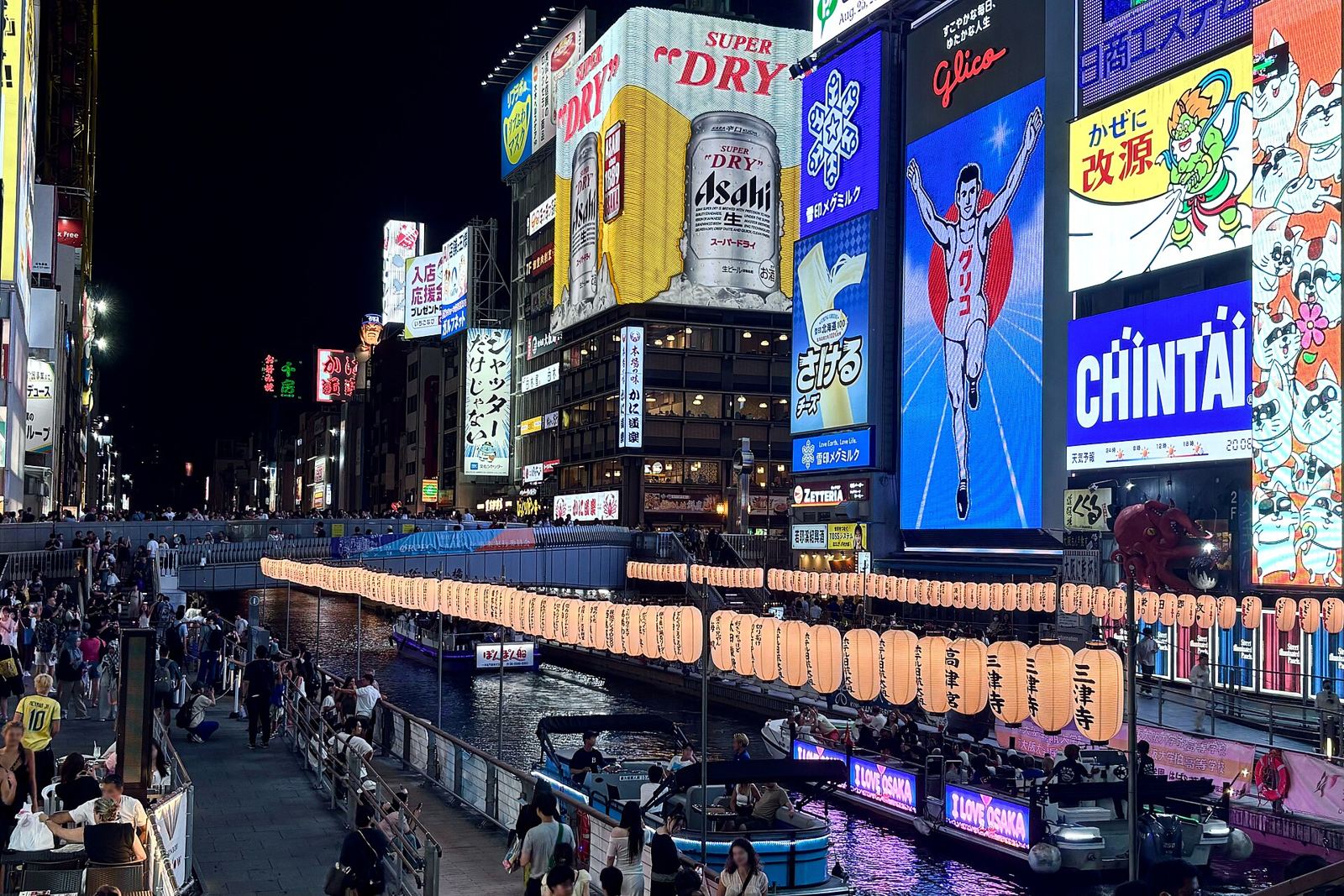 Het kanaal van Dotonbori in Osaka bij avond, met lichtreclames