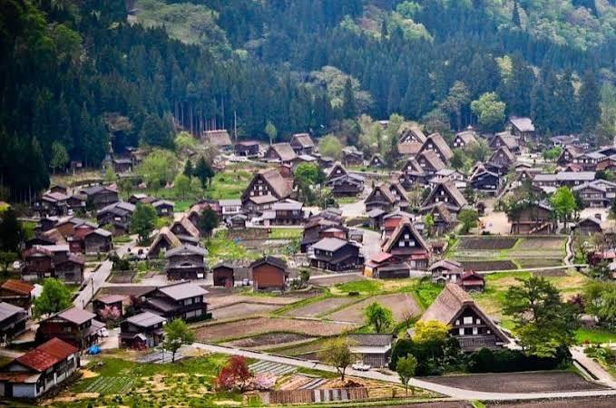 Het dorp Shirakawa go met zijn rieten daken, gezien vanaf de heuvel